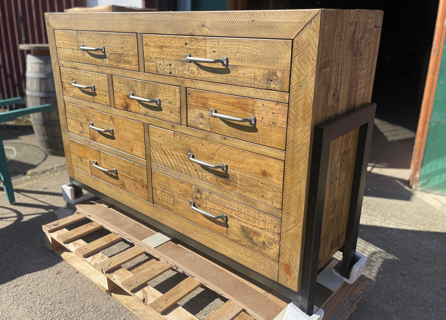Large modern chest of drawers feat. 9 drawers