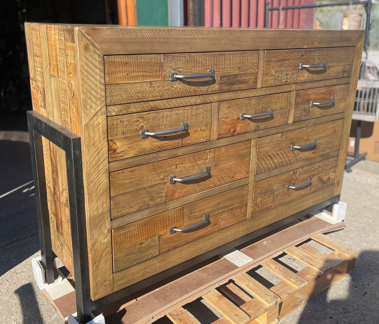 Large modern chest of drawers feat. 9 drawers