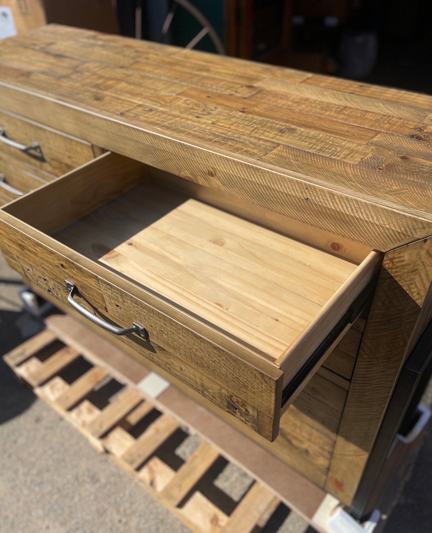Large modern chest of drawers feat. 9 drawers