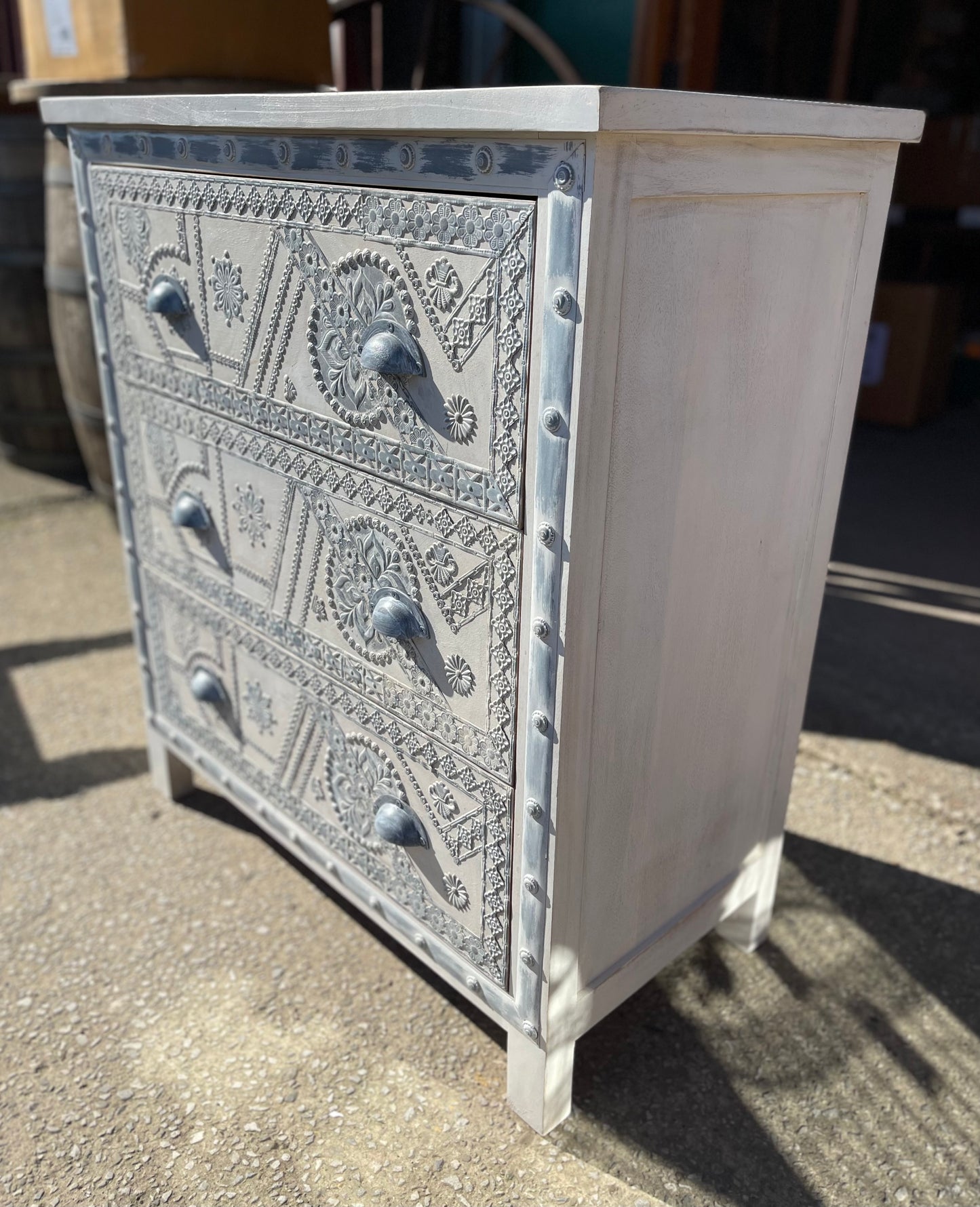 Shabby chic decorative chest of drawers