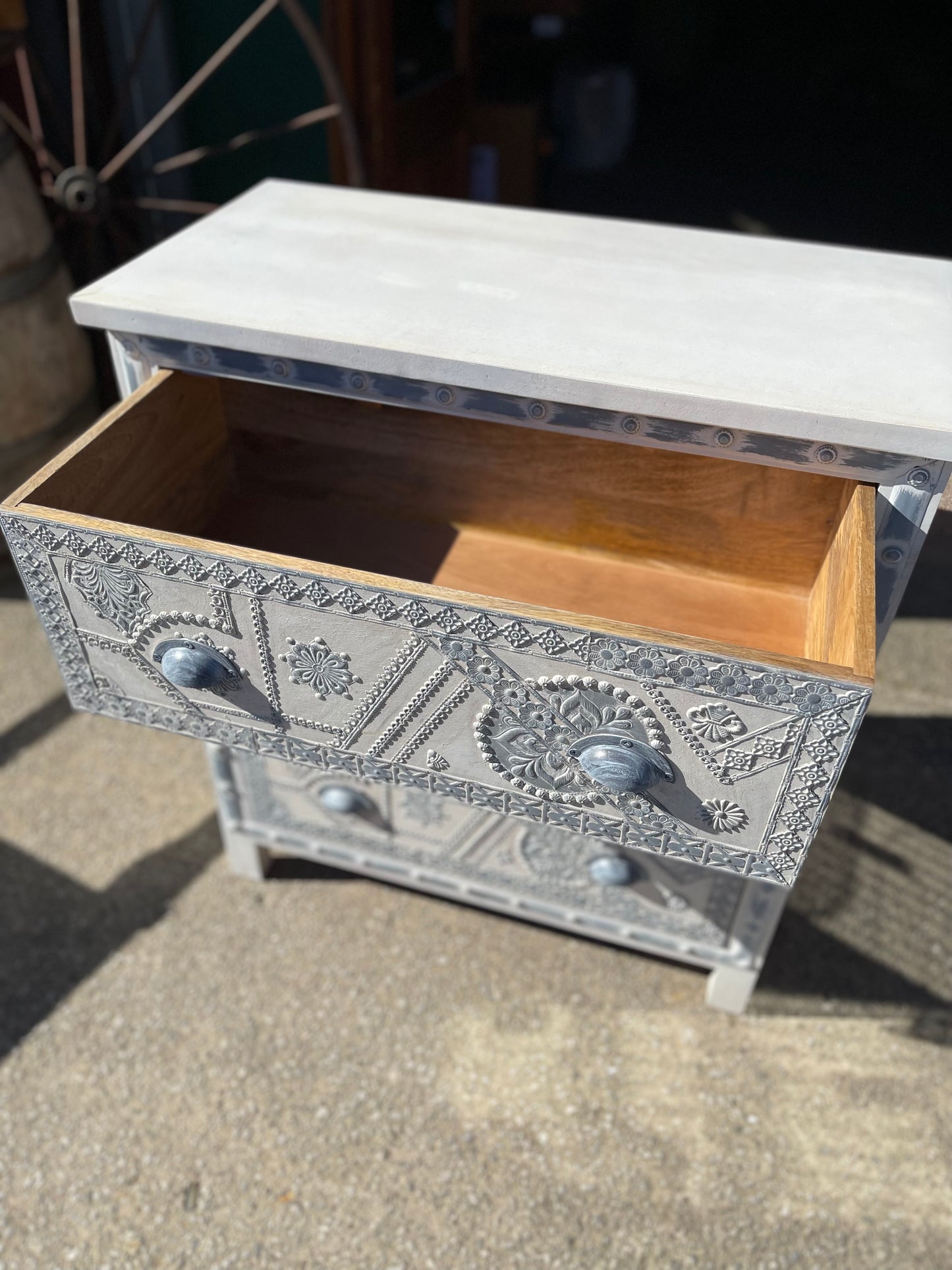 Shabby chic decorative chest of drawers