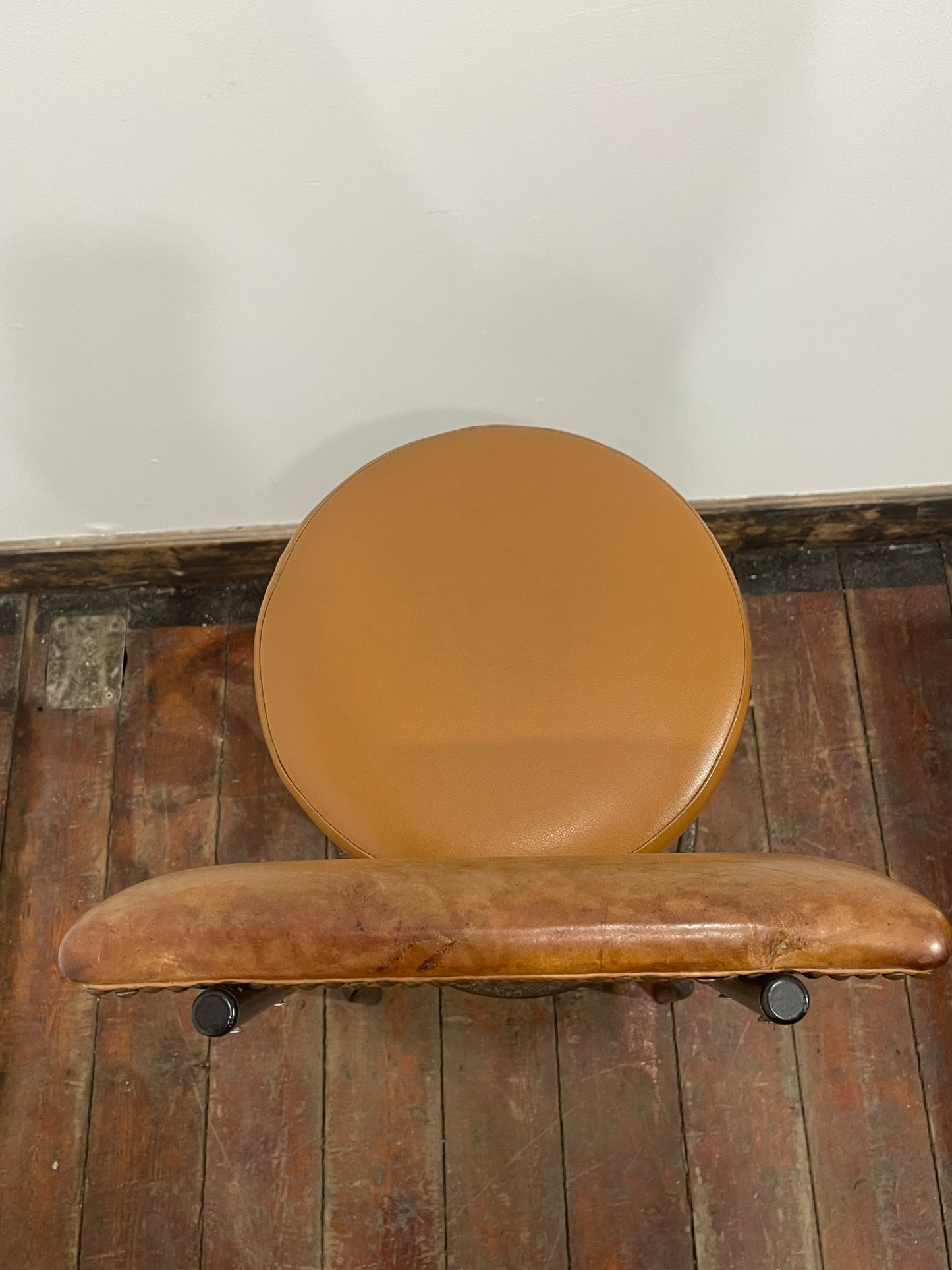 Set of 4 Industrial Style Swivel Bar Stools– Tan Leather Effect & Chrome
