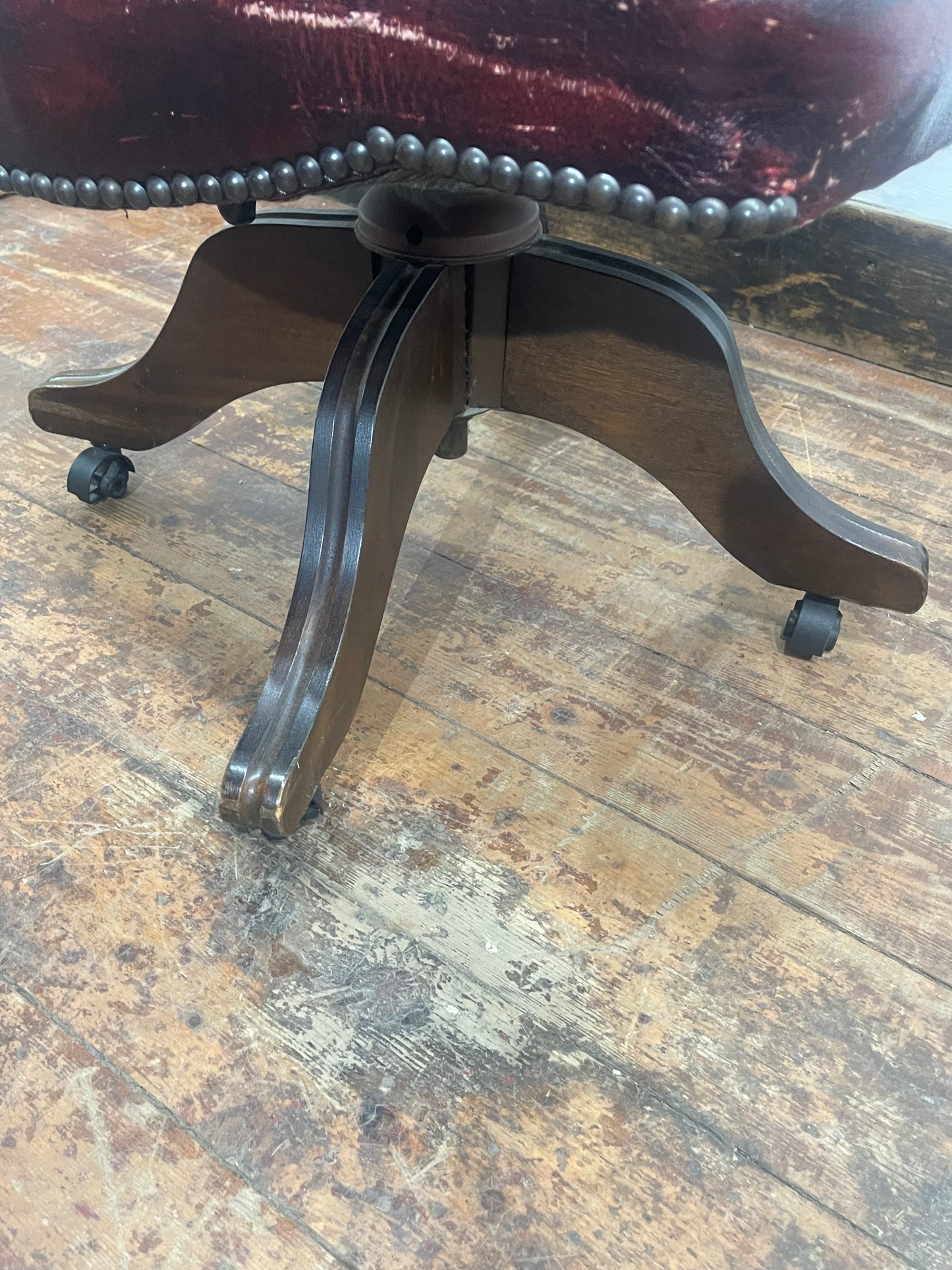 Vintage Burgundy Leather Button-Back Captain’s Office Swivel Chair – Antique