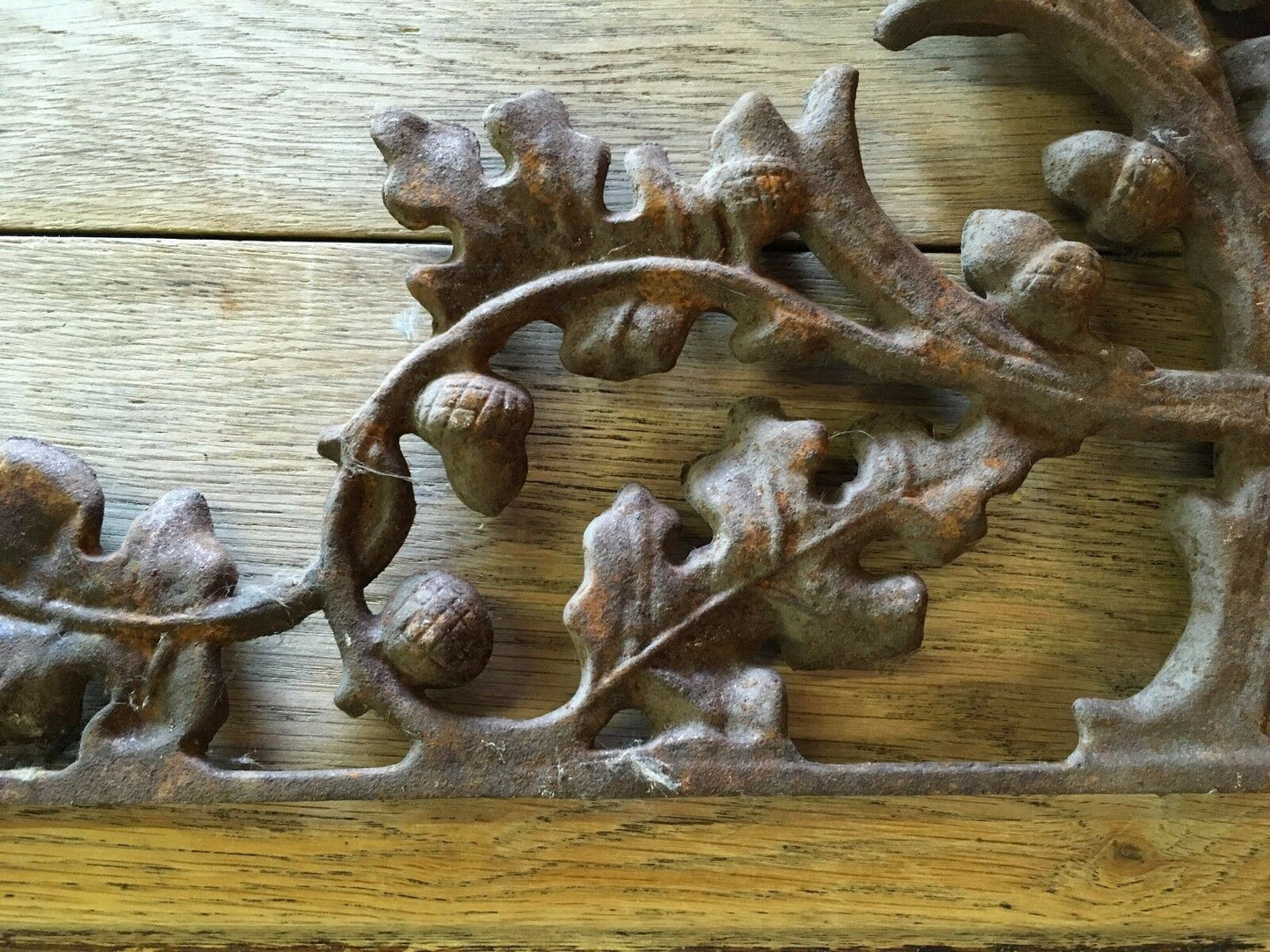 PAIR OF CAST IRON BRACKETS / SHELVING / ACORN AND LEAF DESIGN / WALL DECORATIONS - Browsers Emporium