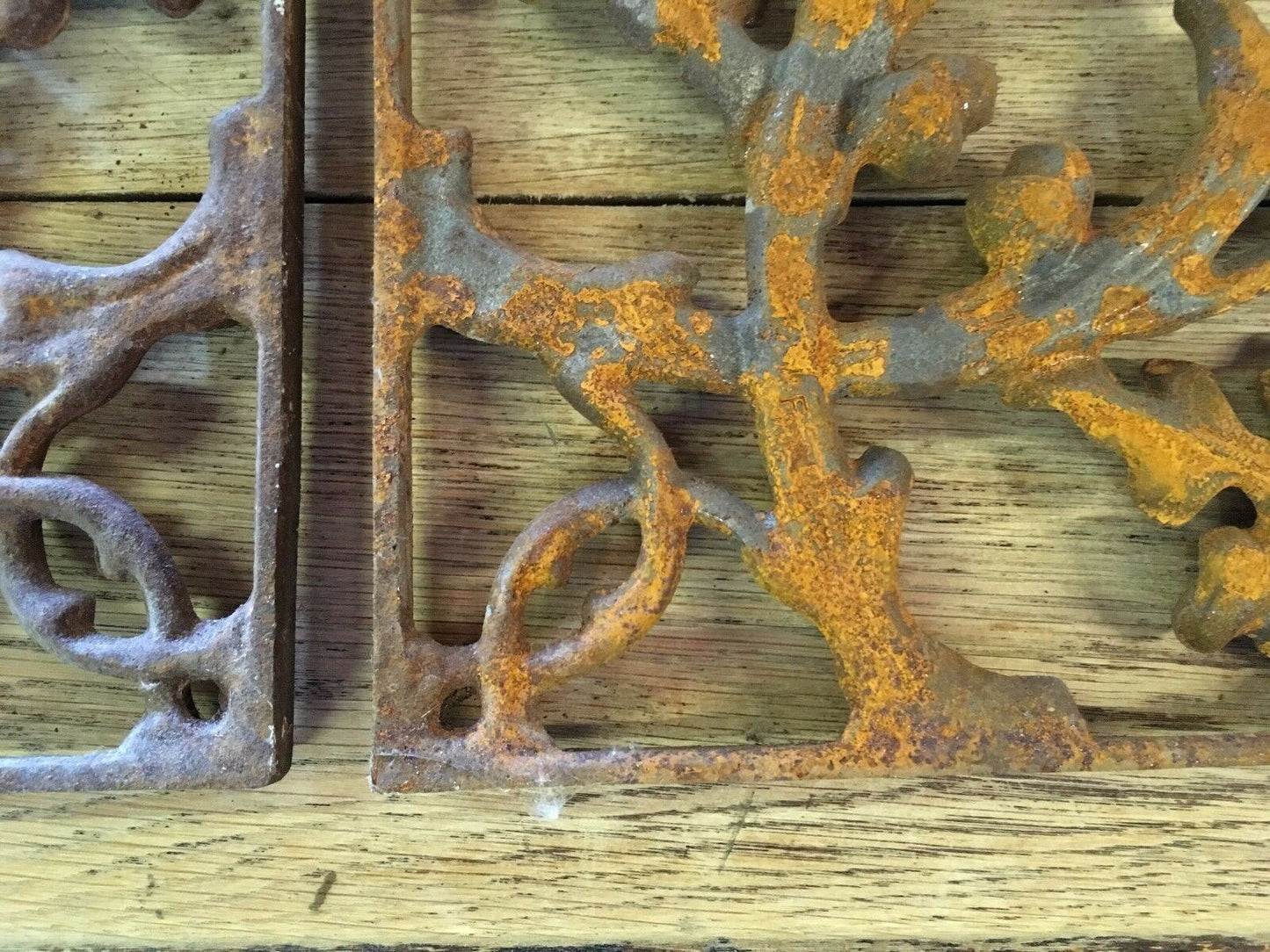 PAIR OF CAST IRON BRACKETS / SHELVING / ACORN AND LEAF DESIGN / WALL DECORATIONS - Browsers Emporium