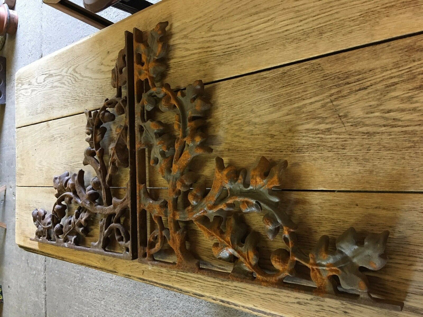 PAIR OF CAST IRON BRACKETS / SHELVING / ACORN AND LEAF DESIGN / WALL DECORATIONS - Browsers Emporium