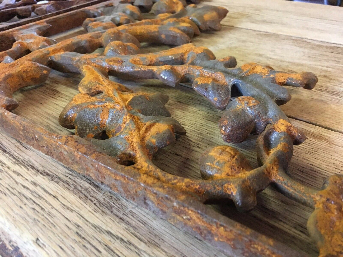 PAIR OF CAST IRON BRACKETS / SHELVING / ACORN AND LEAF DESIGN / WALL DECORATIONS - Browsers Emporium