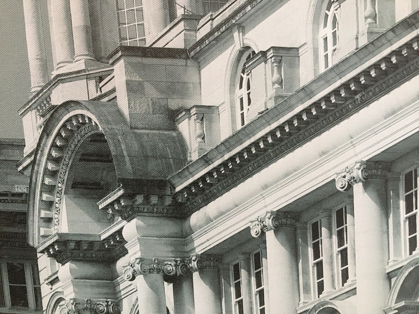 BLACK AND WHITE PICTURE OF LIVERPOOL LIVER BUILDING CLOCK - Browsers Emporium