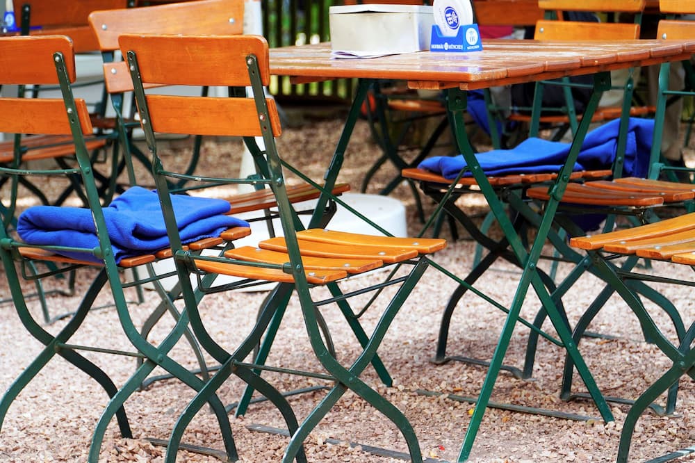 The Best Materials For Outdoor Restaurant Furniture