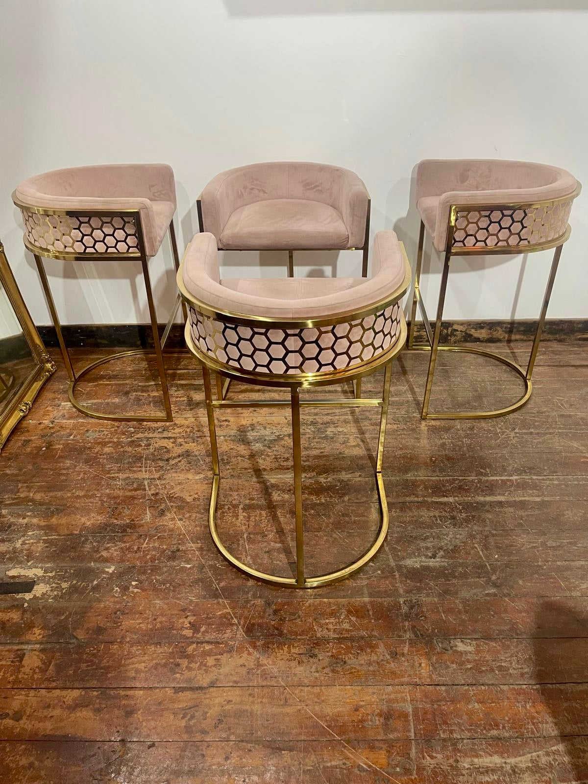 Round Black Pedestal Table & 4 Pink Velvet Gold Frame Bar Stools Set