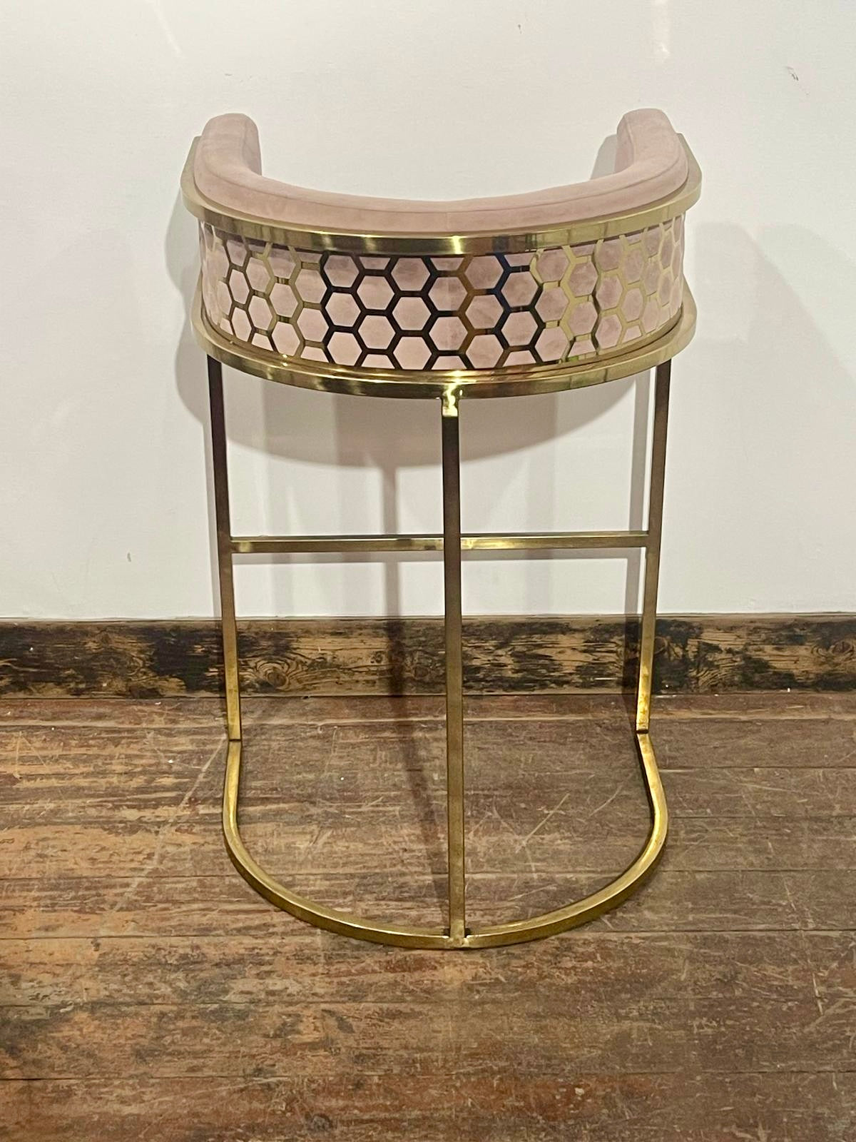 Round Black Pedestal Table & 4 Pink Velvet Gold Frame Bar Stools Set