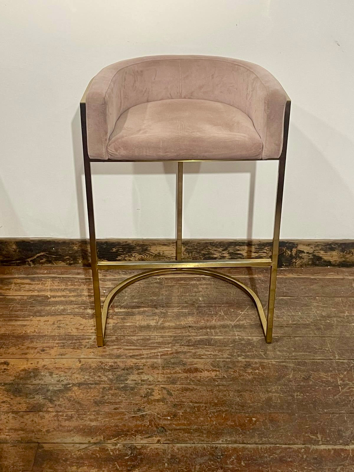 Round Black Pedestal Table & 4 Pink Velvet Gold Frame Bar Stools Set