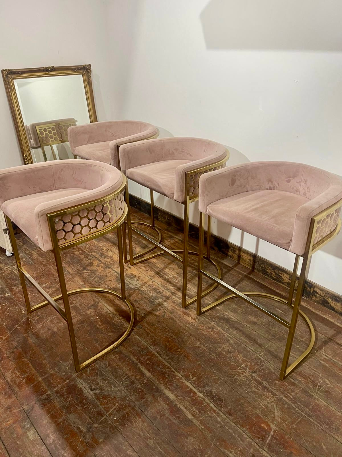 Round Black Pedestal Table & 4 Pink Velvet Gold Frame Bar Stools Set