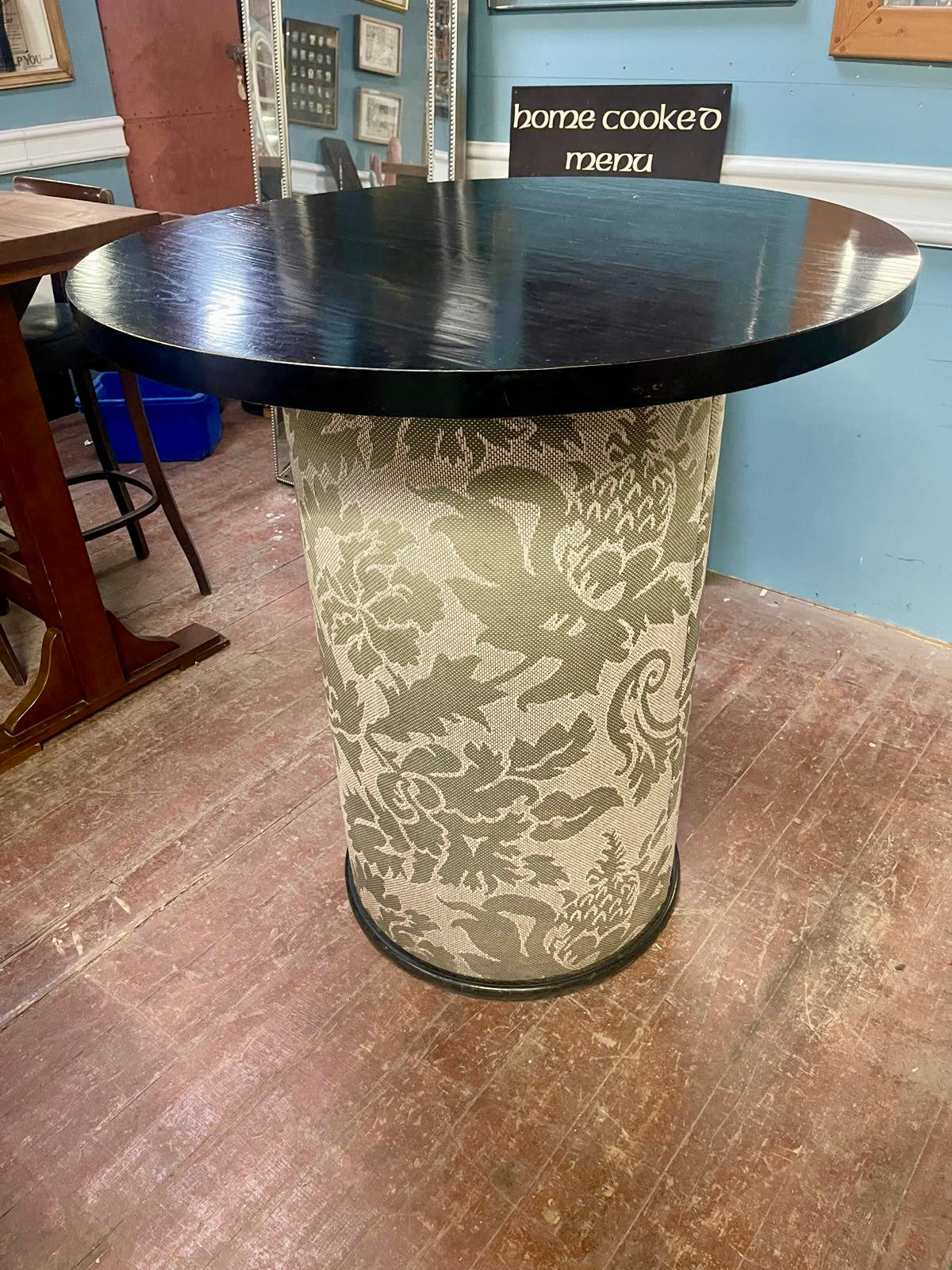 Round Black Pedestal Table & 4 Pink Velvet Gold Frame Bar Stools Set