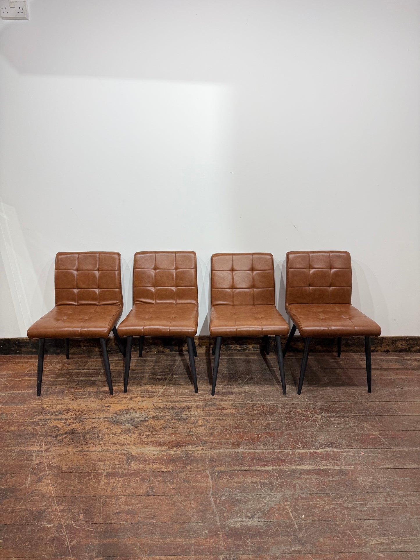 🪑 Set of 4 Tan Faux Leather Dining Chairs – Retro Quilted Upholstery & Black Legs