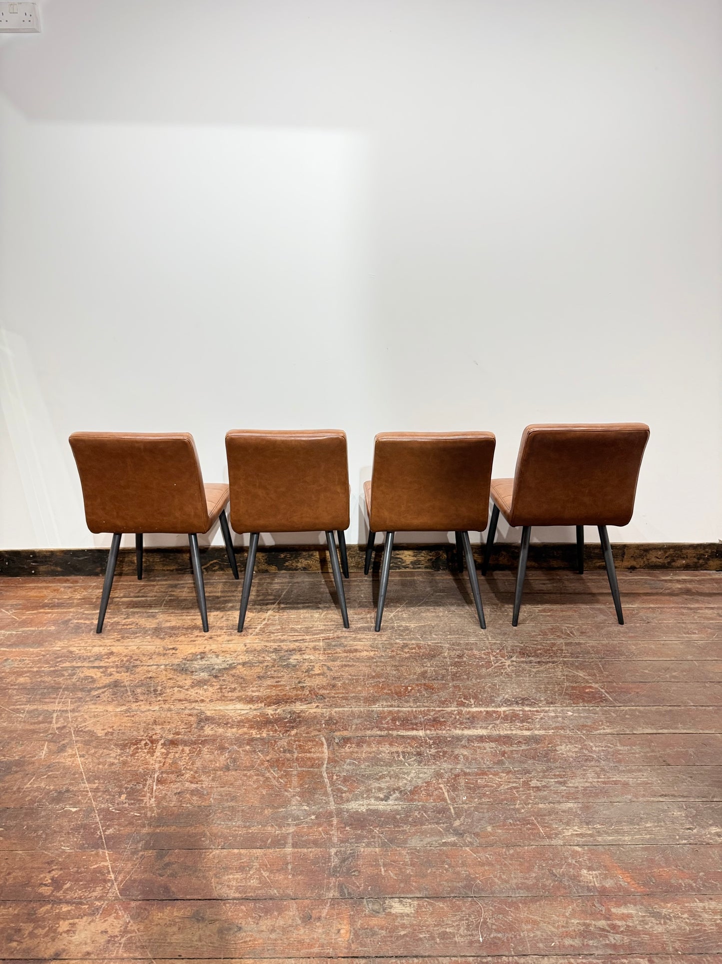 🪑 Set of 4 Tan Faux Leather Dining Chairs – Retro Quilted Upholstery & Black Legs