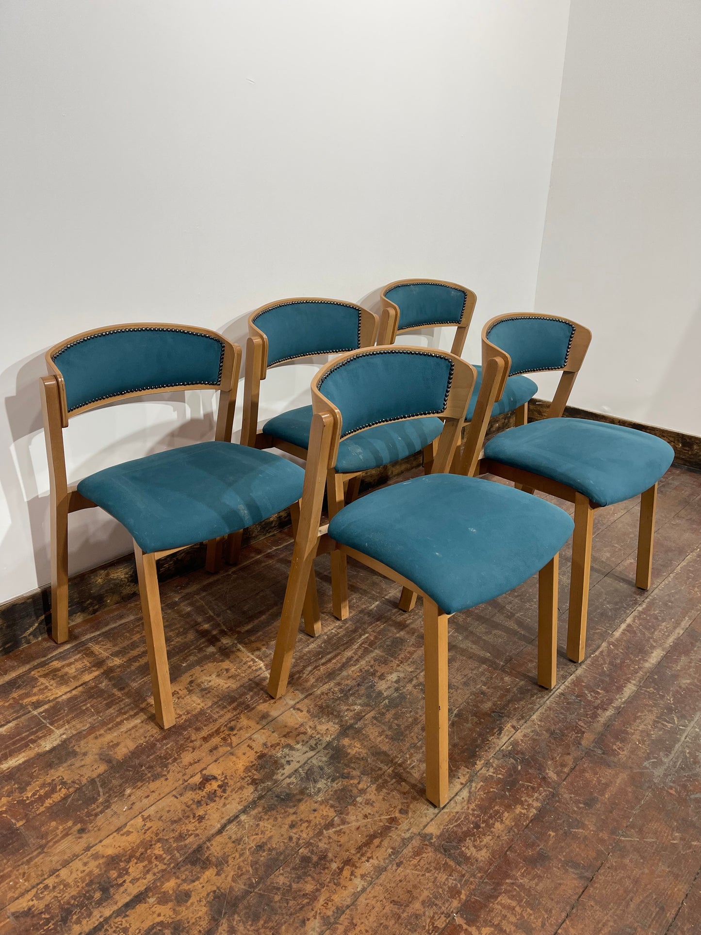 Set of 5 matching dining chairs in light wood with teal / light blue fabric