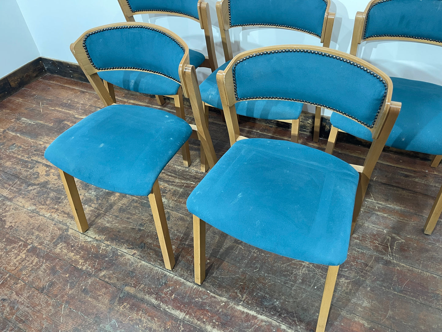 Set of 5 matching dining chairs in light wood with teal / light blue fabric