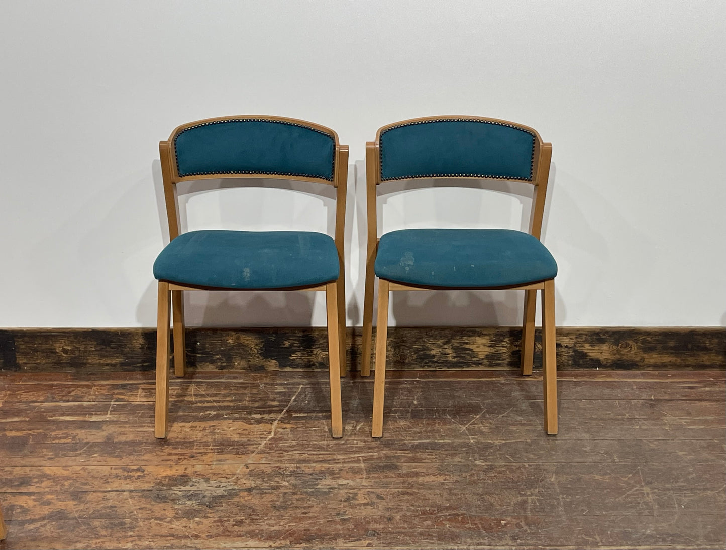 Set of 5 matching dining chairs in light wood with teal / light blue fabric