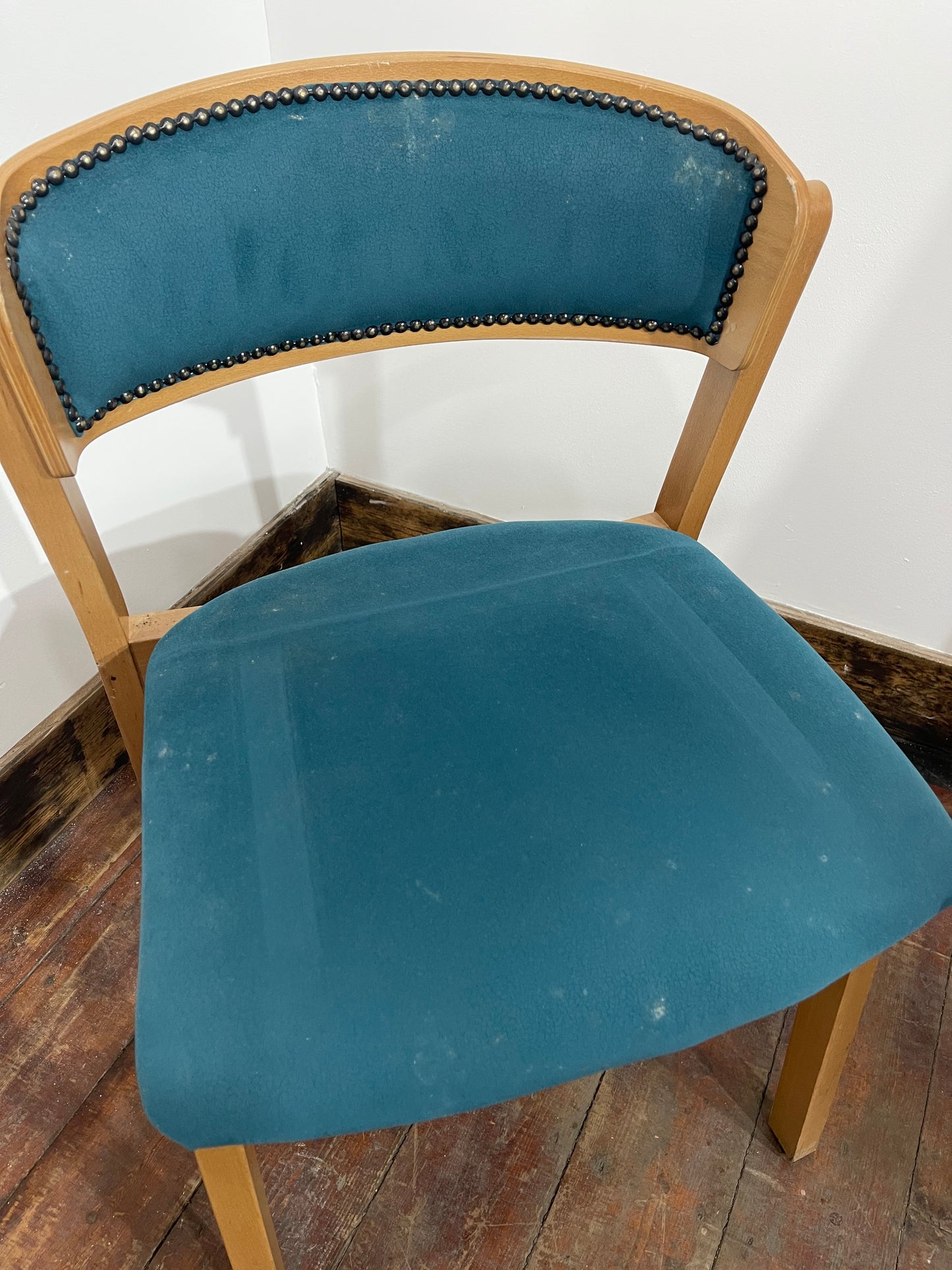 Set of 5 matching dining chairs in light wood with teal / light blue fabric