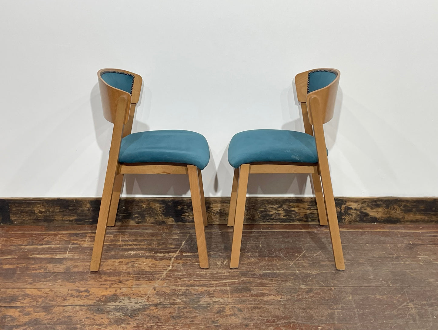Set of 5 matching dining chairs in light wood with teal / light blue fabric