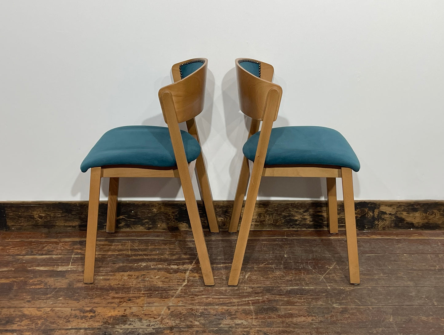 Set of 5 matching dining chairs in light wood with teal / light blue fabric