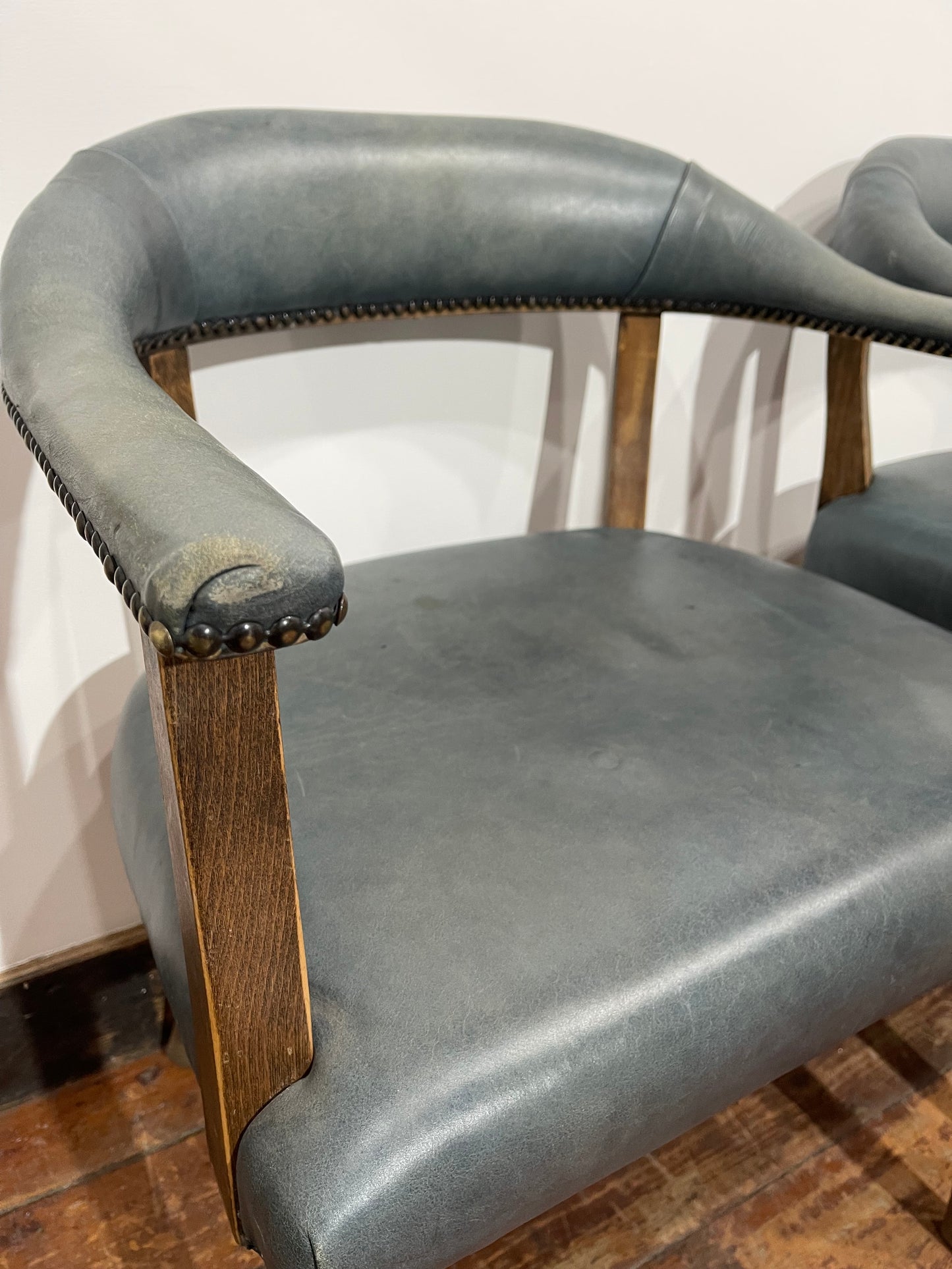 Set of 4 dining chairs with curved backs in light blue / teal leather