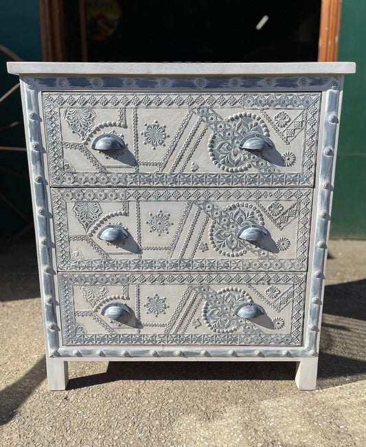 Shabby chic decorative chest of drawers
