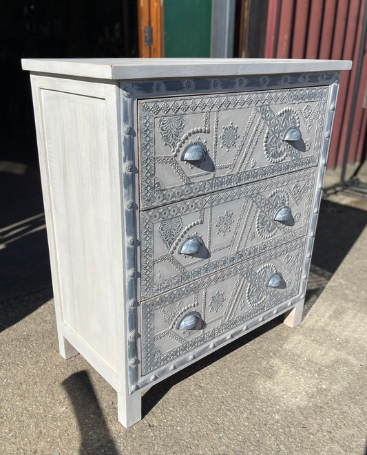 Shabby chic decorative chest of drawers