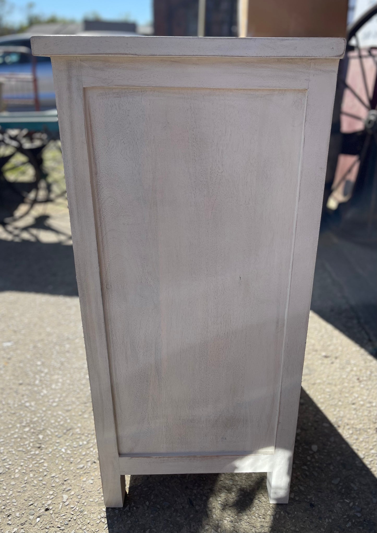 Shabby chic decorative chest of drawers