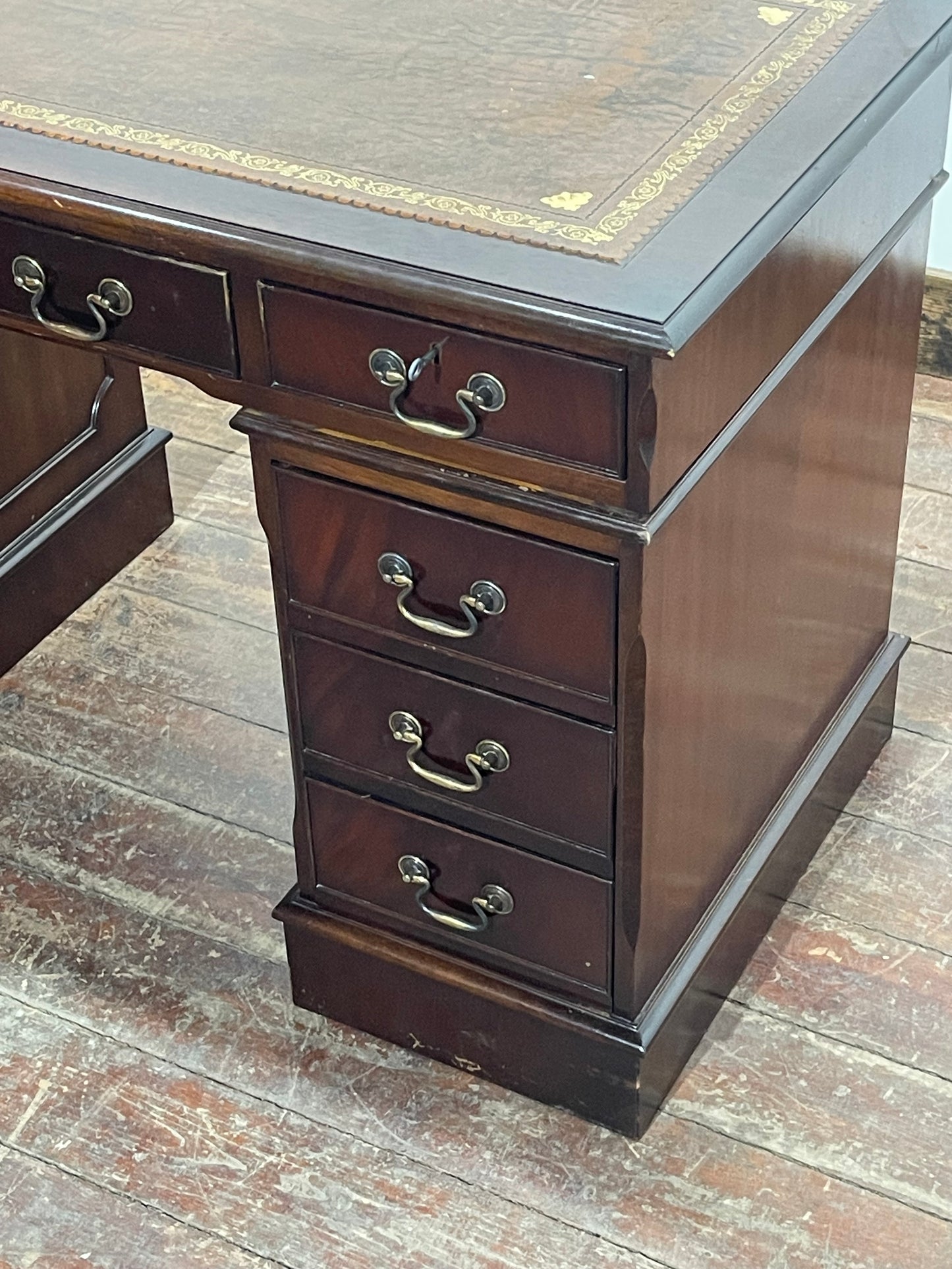 Traditional Mahogany Leather Top Pedestal Office Desk 9 Drawer Writing Desk