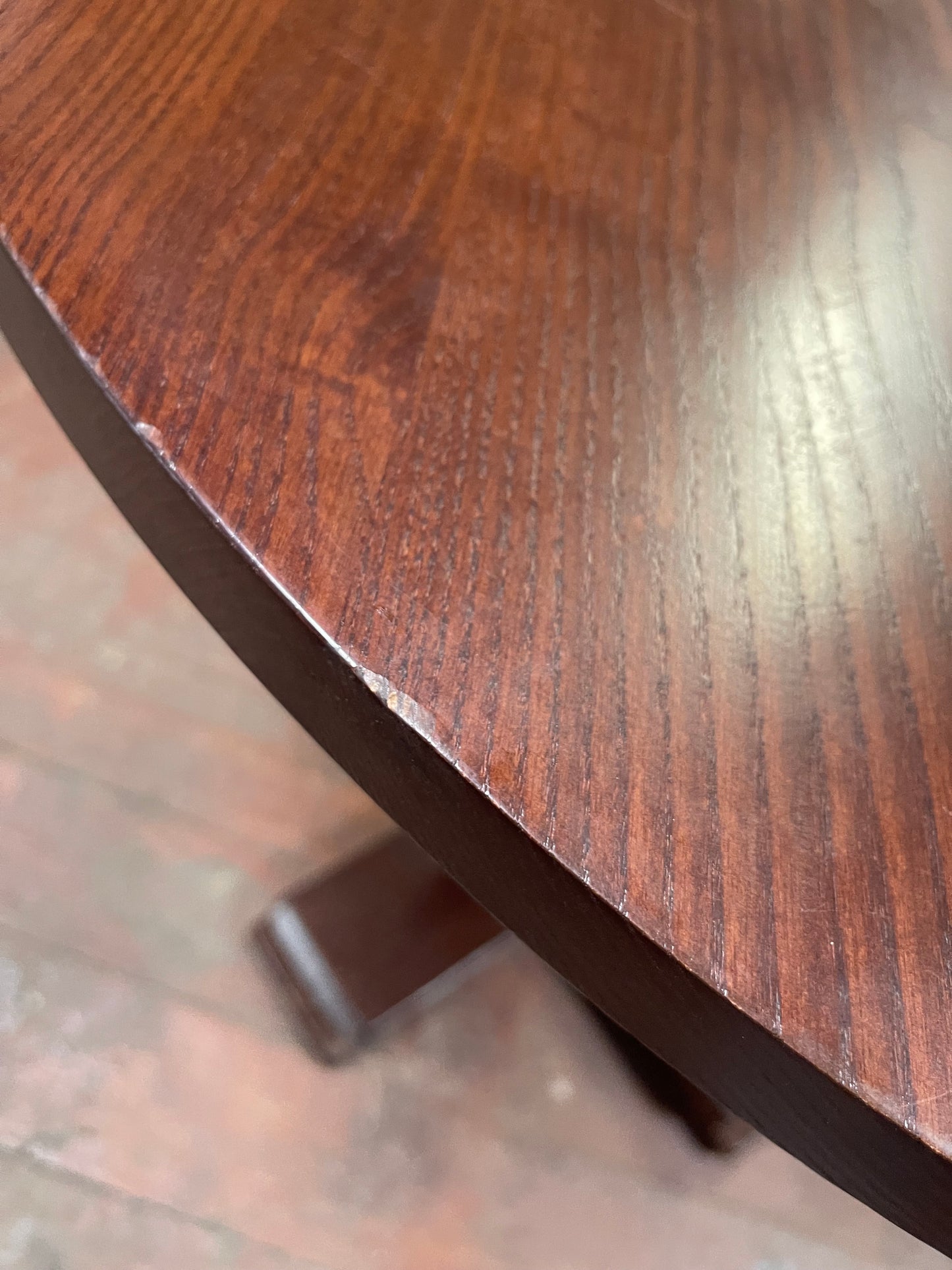 Round pub/restaurant table
