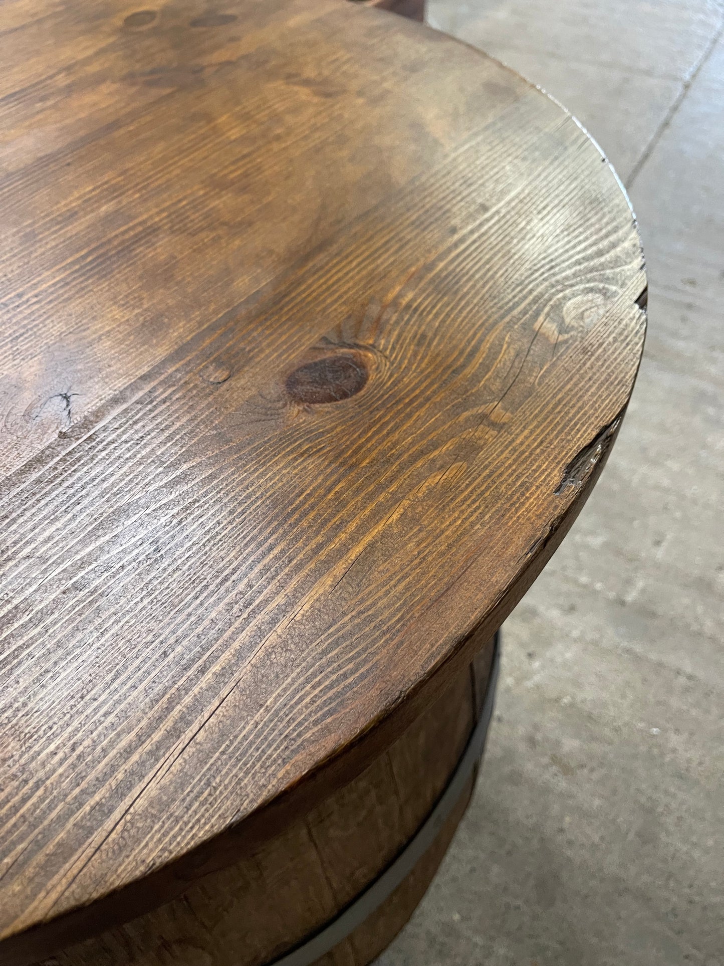 Barrel with round table top and 4 stools for pub / bar