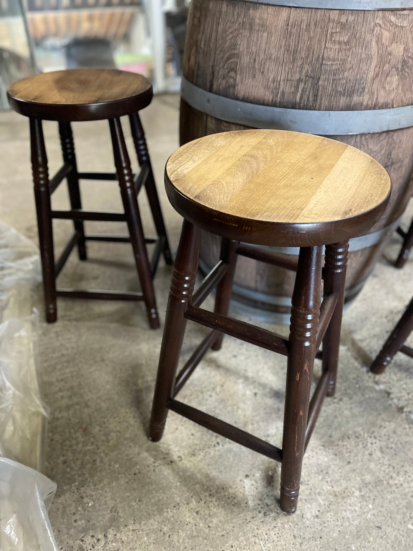 Barrel with round table top and 4 stools for pub / bar