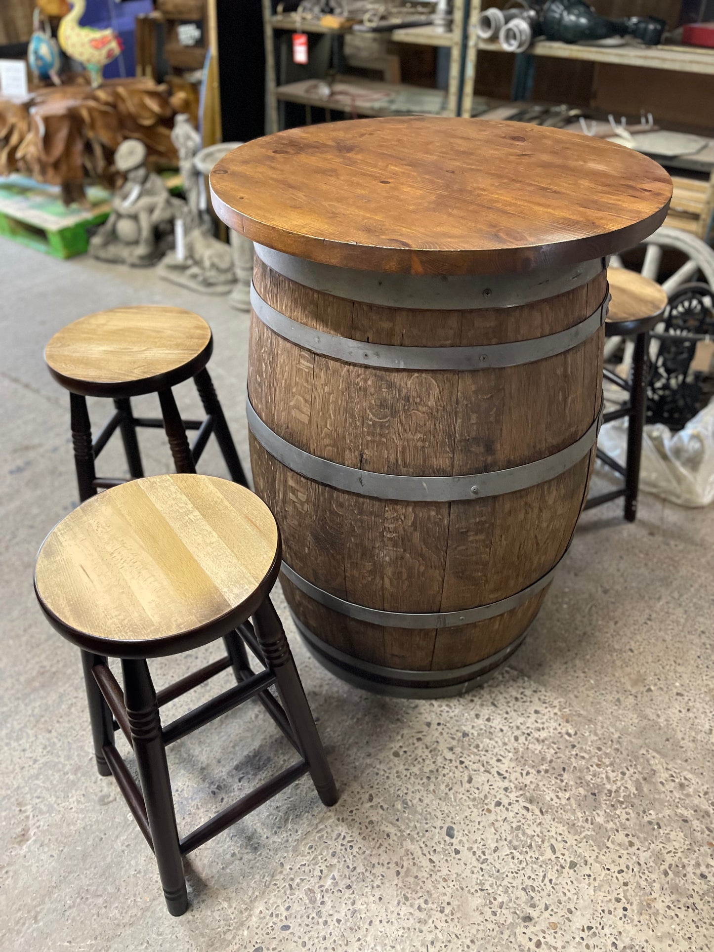 Barrel with round table top and 4 stools for pub / bar