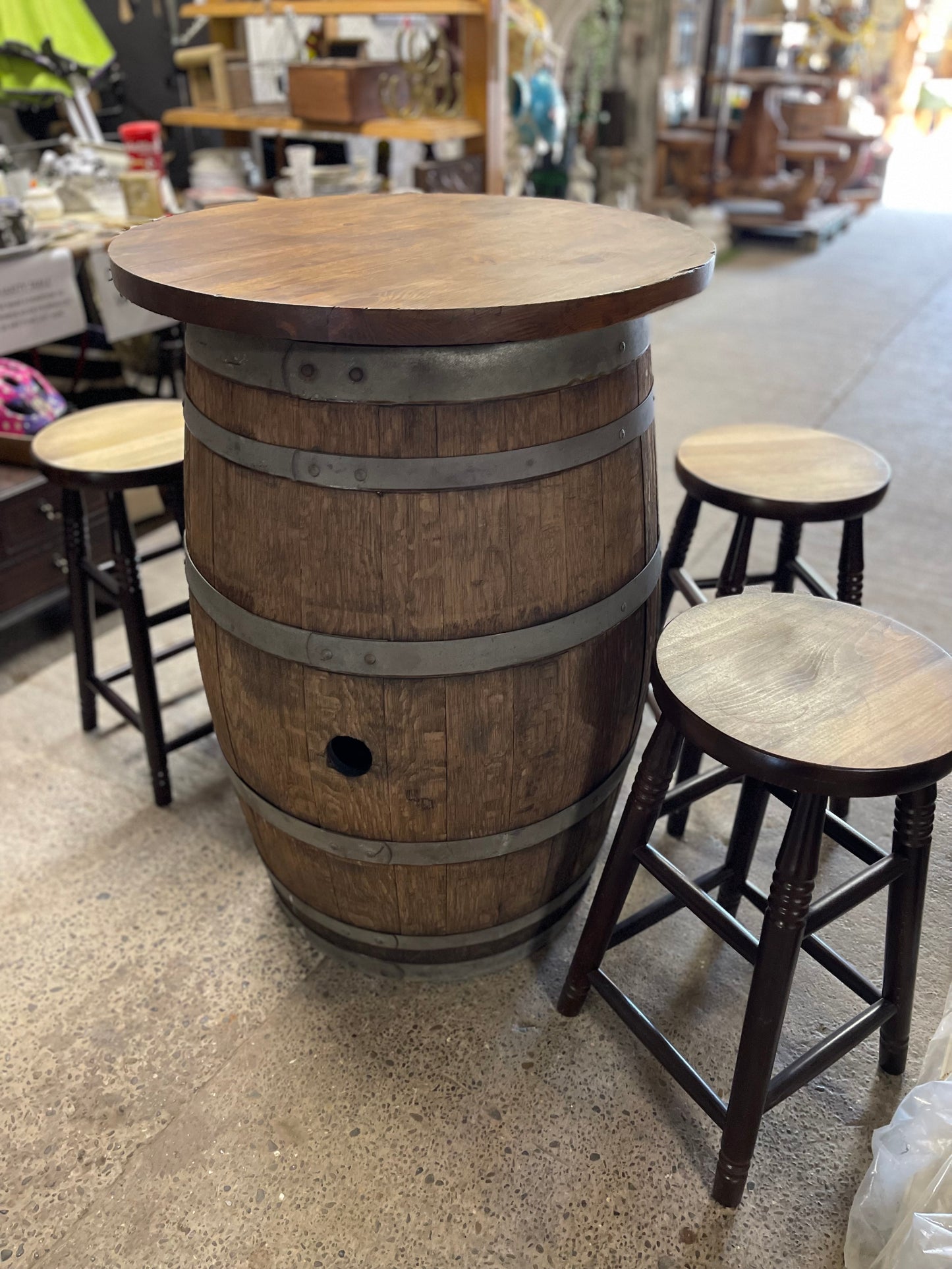 Barrel with round table top and 4 stools for pub / bar