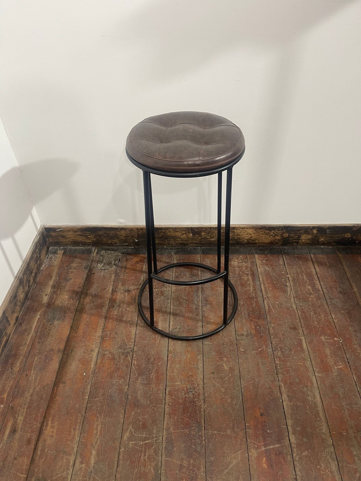 Set of 6 Industrial Bar Stools – Brown Leather Effect Seats & Black Metal Frames