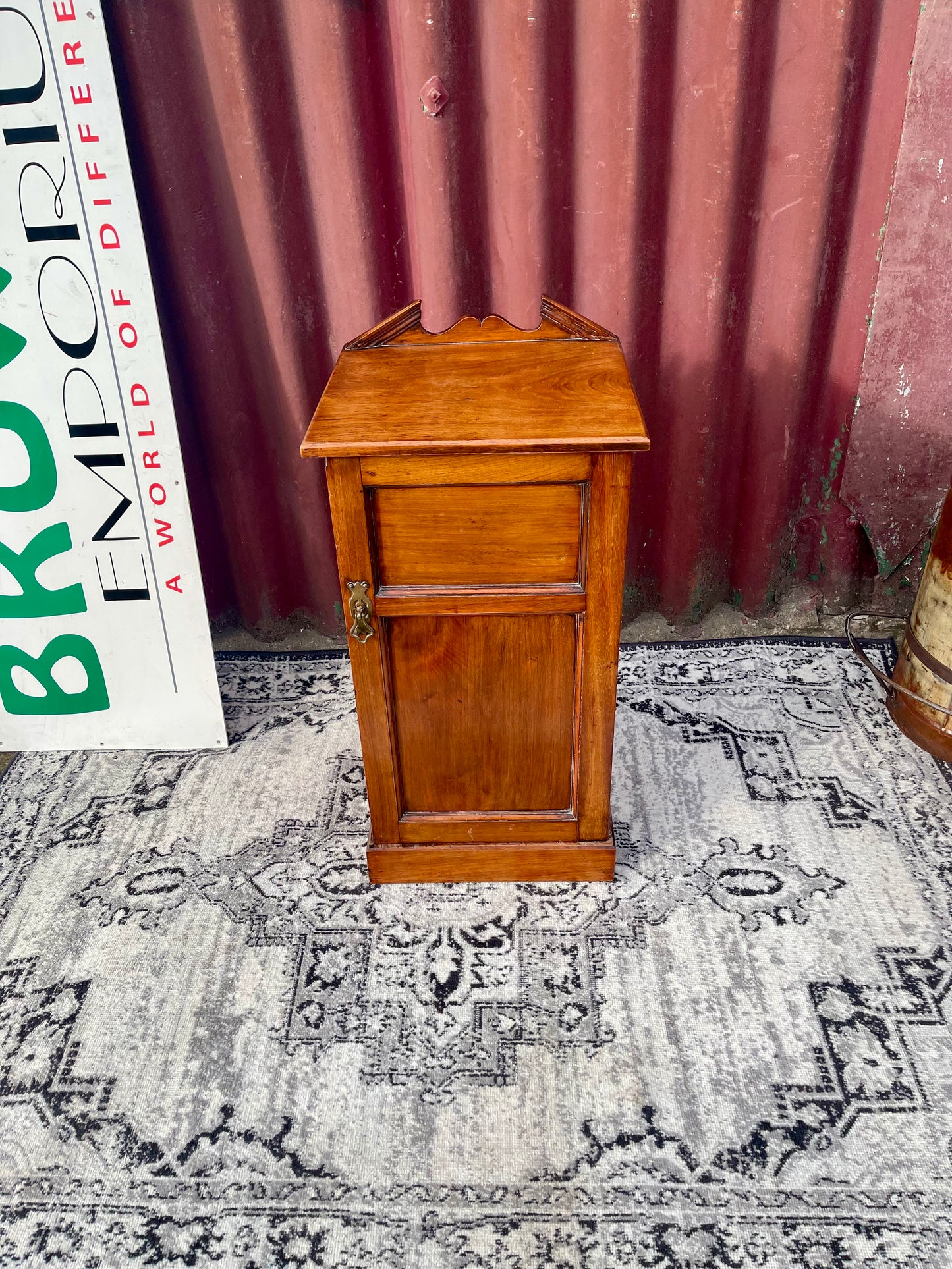 Antique Edwardian Oak Bedside Cabinet Pot Cupboard c.1900 Carved Gallery