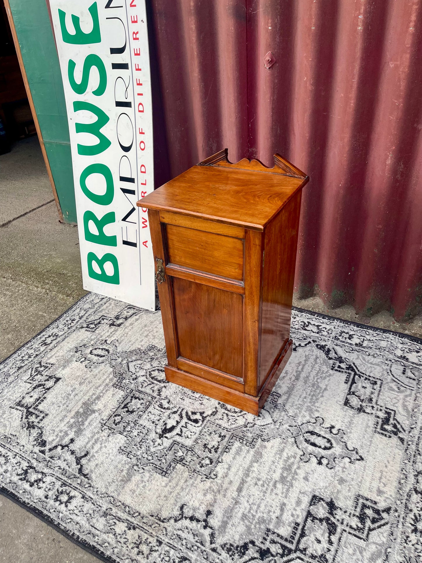 Antique Edwardian Oak Bedside Cabinet Pot Cupboard c.1900 Carved Gallery