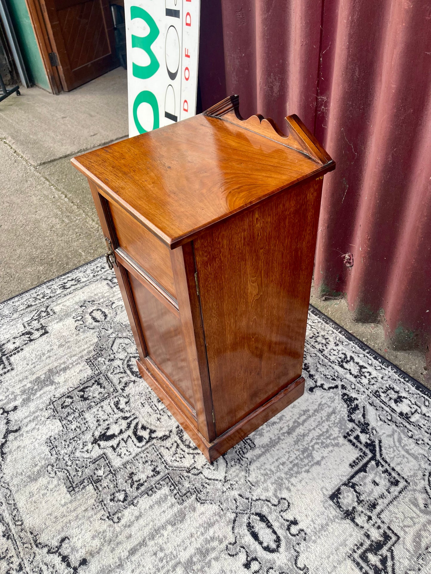 Antique Edwardian Oak Bedside Cabinet Pot Cupboard c.1900 Carved Gallery