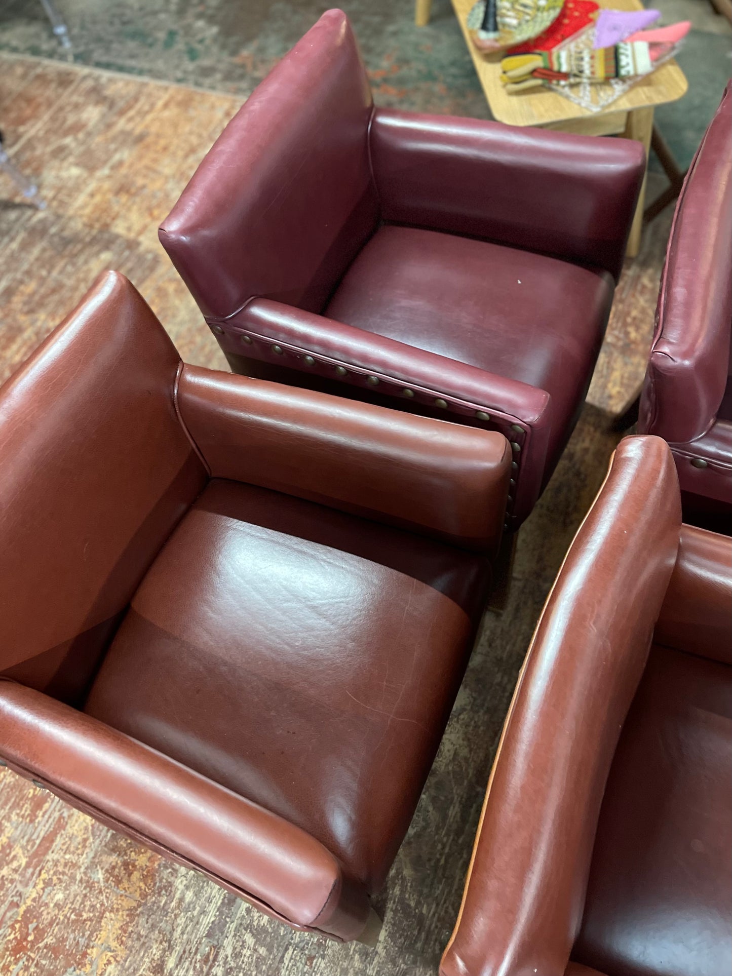 Set of 7 leather-effect tub chairs in two shades of red
