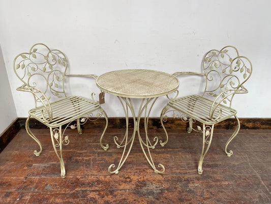 Pretty patio set with 2 chairs and table