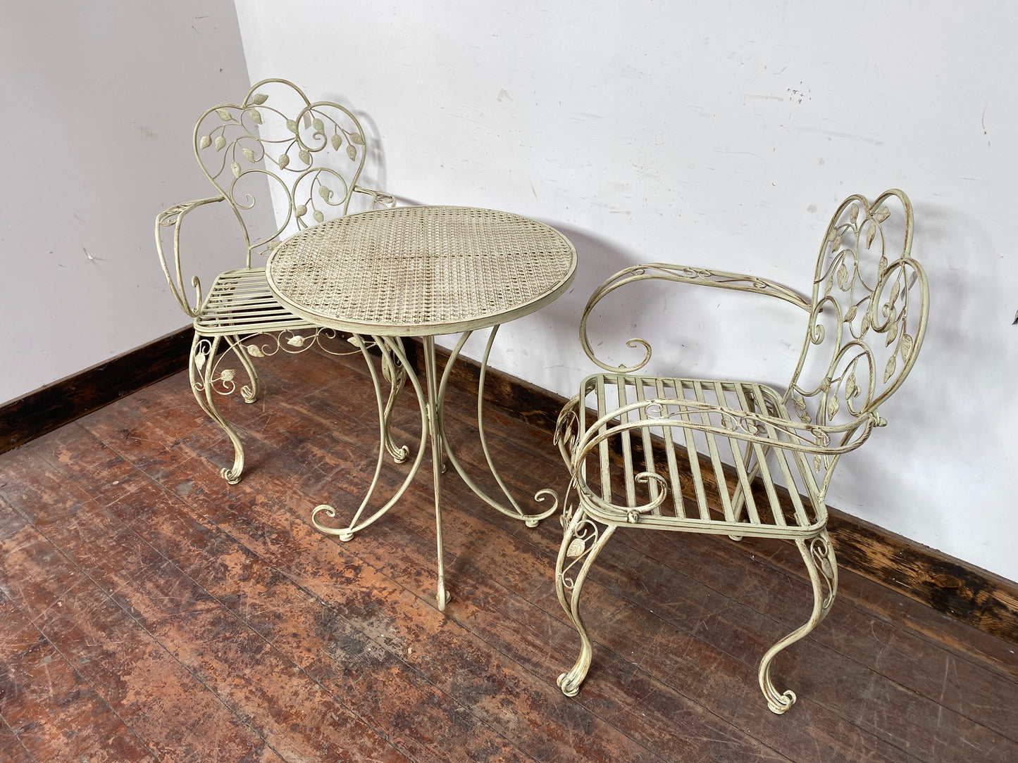 Pretty patio set with 2 chairs and table