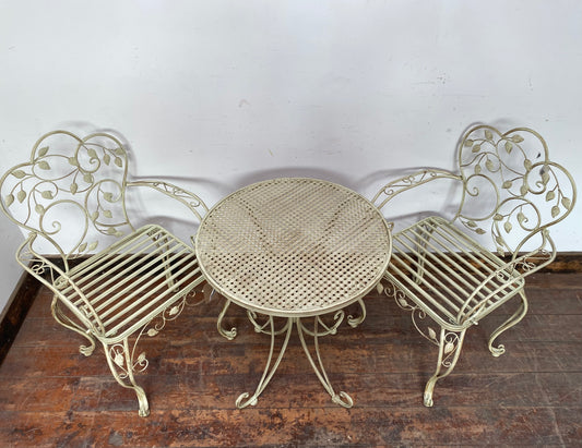 Pretty patio set with 2 chairs and table