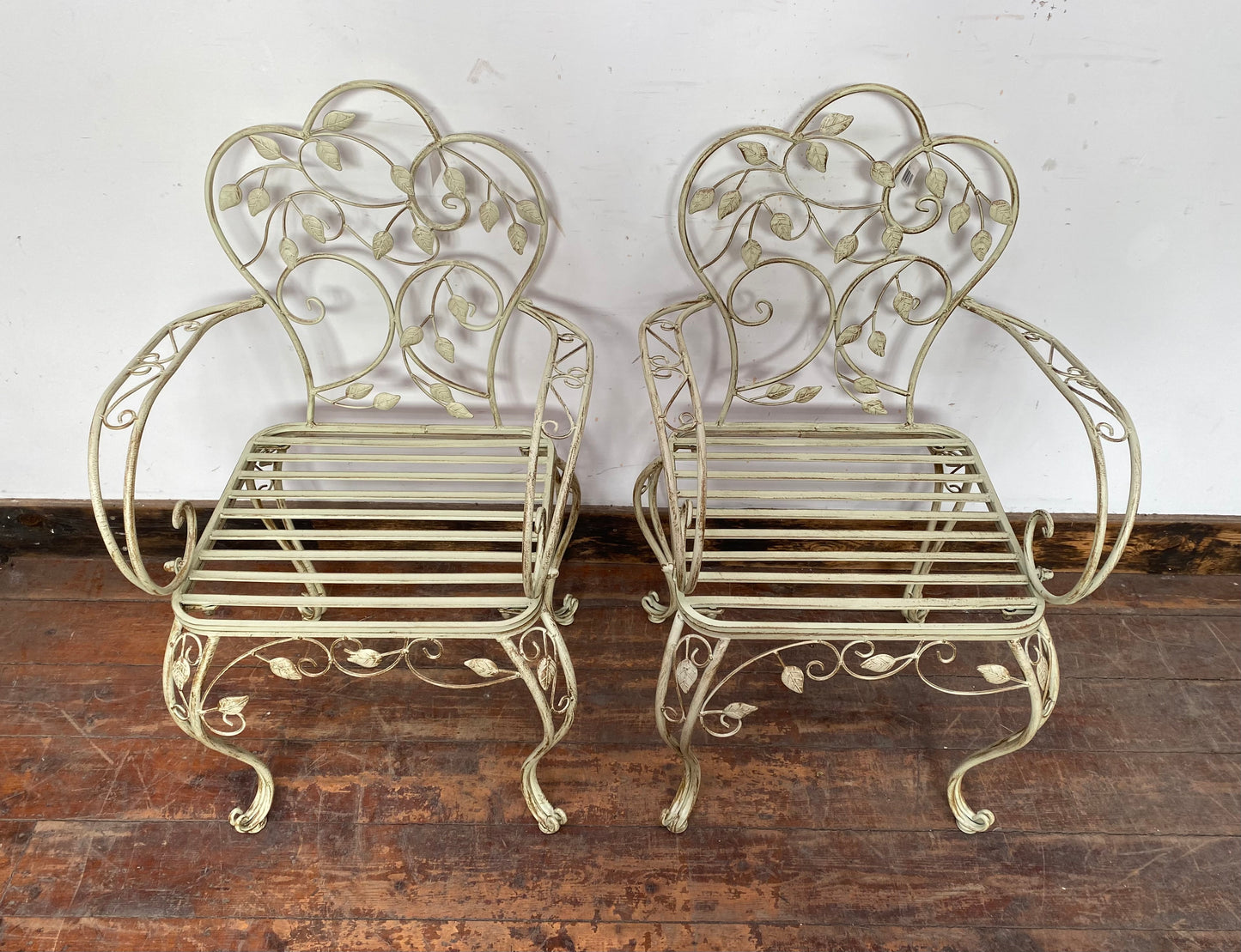 Pretty patio set with 2 chairs and table