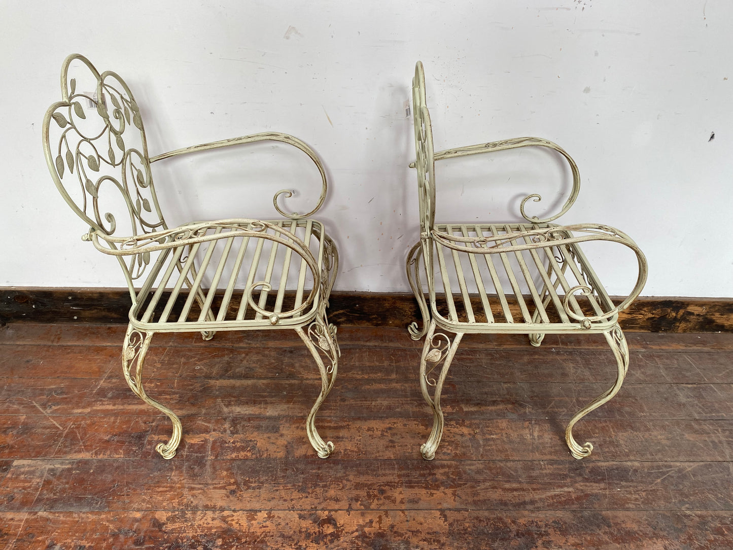 Pretty patio set with 2 chairs and table