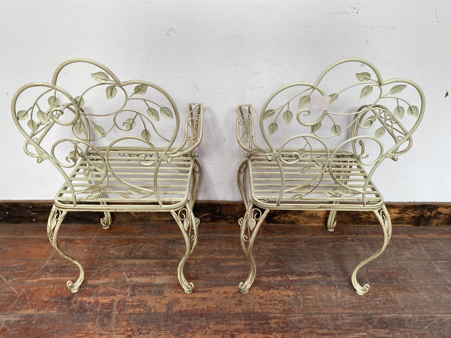 Pretty patio set with 2 chairs and table