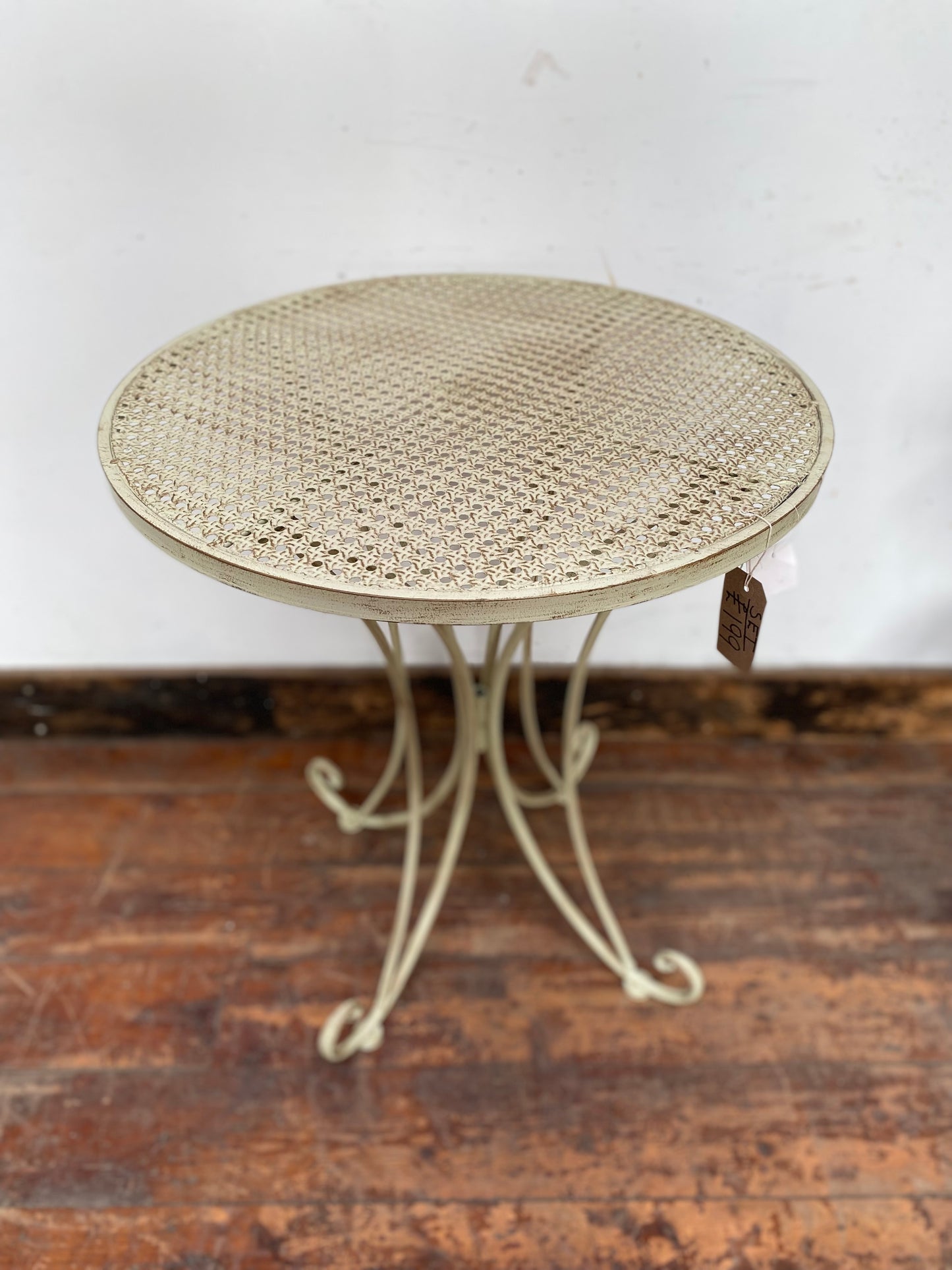 Pretty patio set with 2 chairs and table