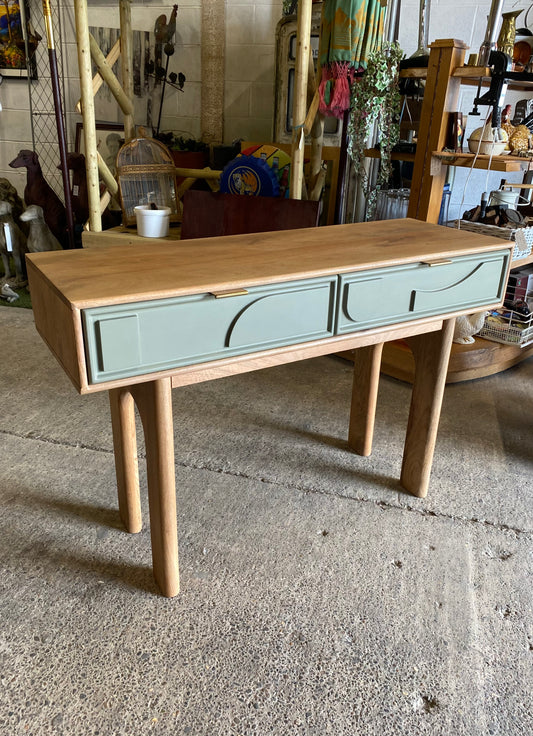 Stylish console table with geometric drawer design