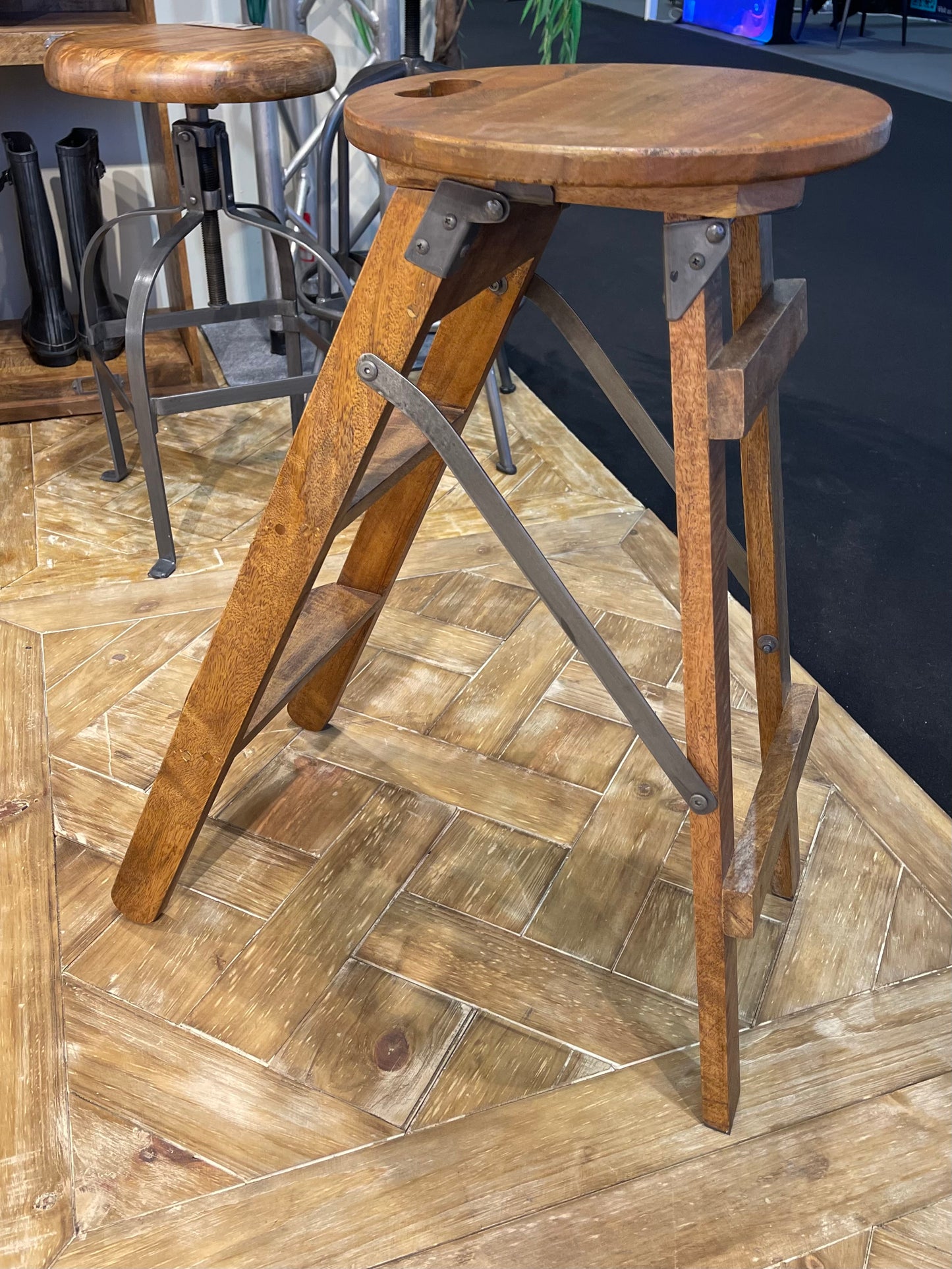 Mango wood stepladder bar stool